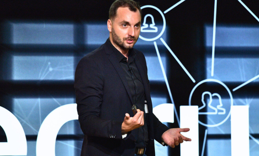 Foto řečníka webináře JoséhoKadlece stojícího na podiu