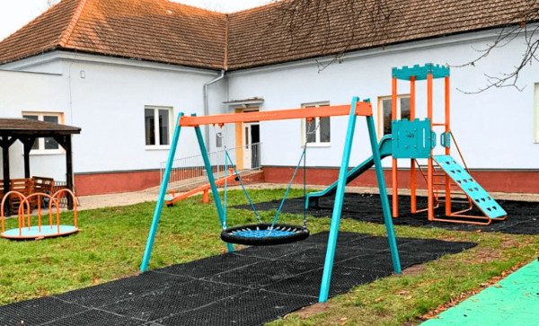 Dětské hřiště před zděným domem