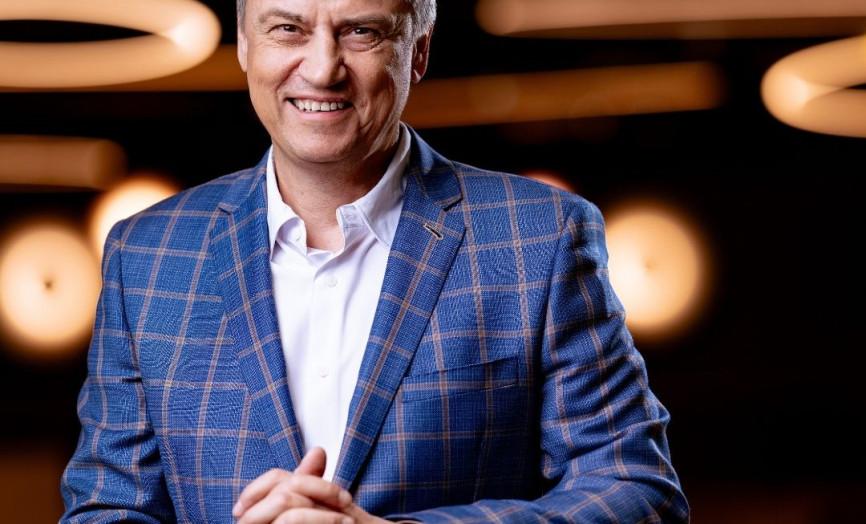 Muž v modrém kostkovaném obleku